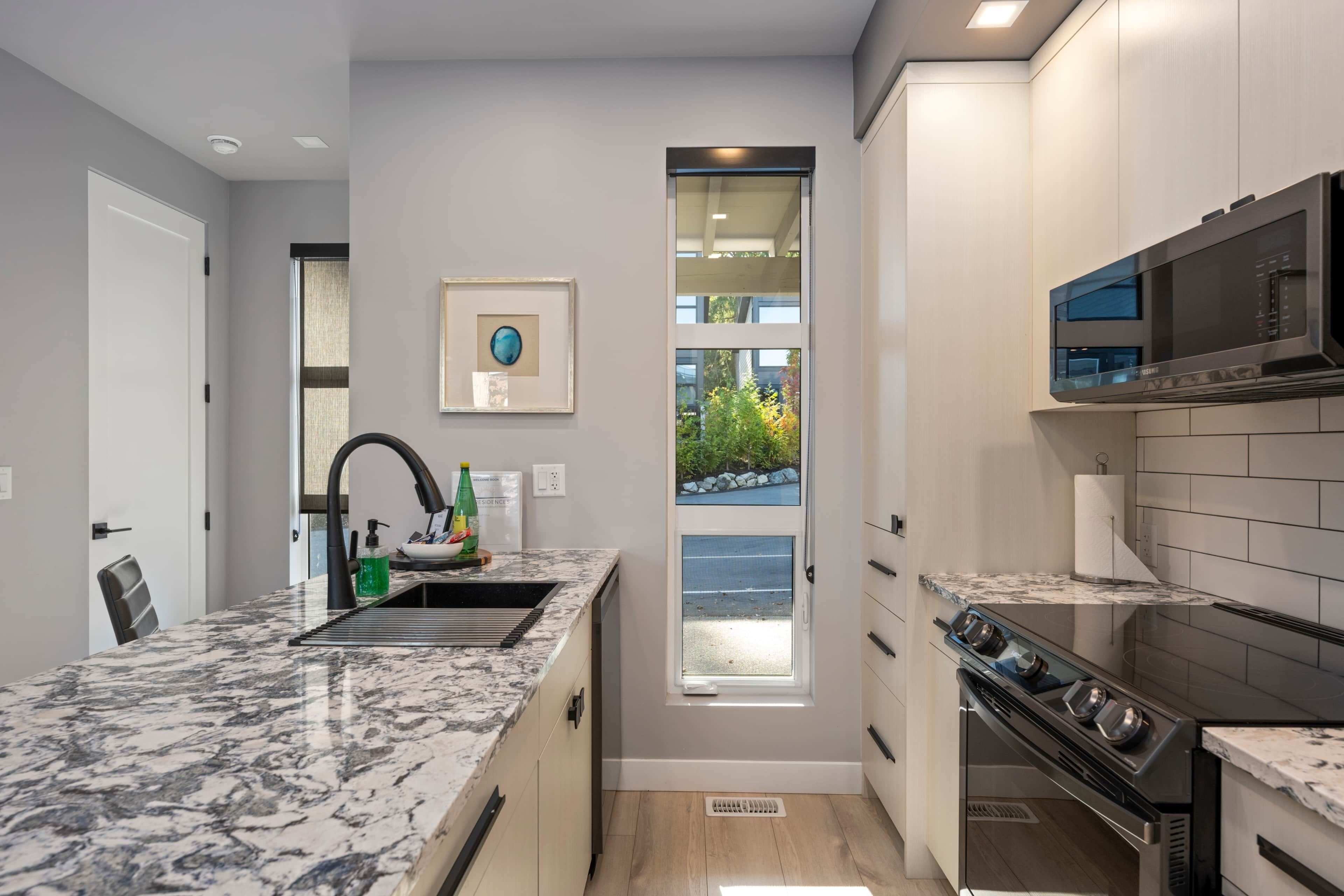 冷蔵庫、電子レンジ、オーブン、コンロ