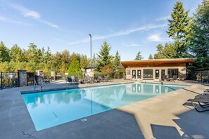 Outdoor pool, a heated pool - Seaview end unit monthly rates (Parksville)