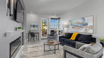 Smart TV, fireplace