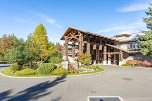 Exterior - Seaview end unit monthly rates (Parksville)