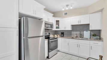 Microondas, horno, cafetera o tetera y tostadora