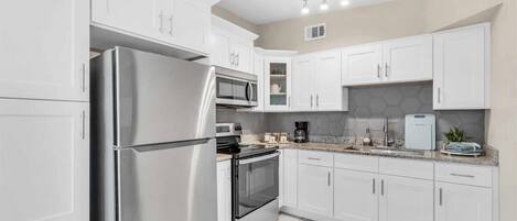 電子レンジ、オーブン、コーヒー / ティーメーカー、トースター