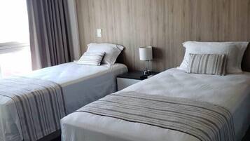 Habitación Deluxe con 2 camas individuales, balcón, vista a la ciudad | Caja de seguridad en la habitación y wifi gratis