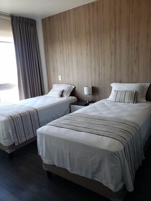 Habitación Deluxe con 2 camas individuales, balcón, vista a la ciudad | Caja de seguridad en la habitación y wifi gratis