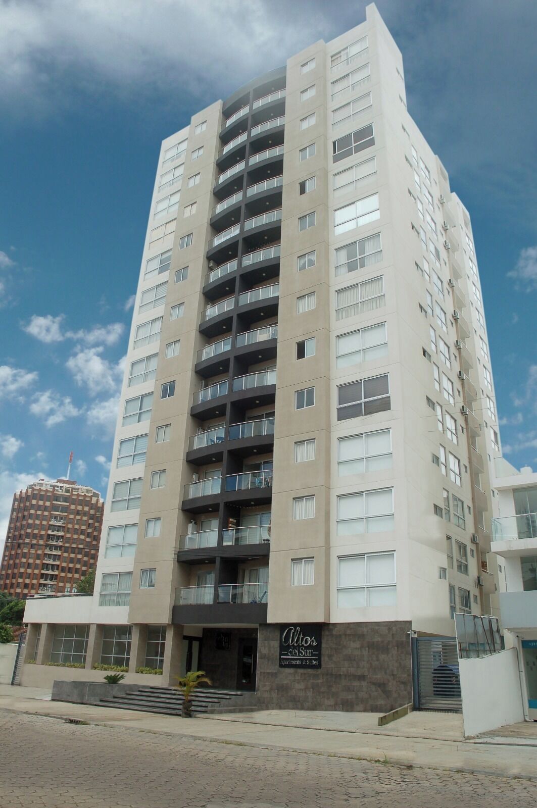 Vista frontal de la propiedad