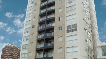 Vista frontal de la propiedad