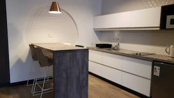 Deluxe Single Room, Balcony, City View | Private kitchen