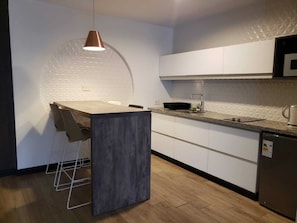 Deluxe Single Room, Balcony, City View | Private kitchen