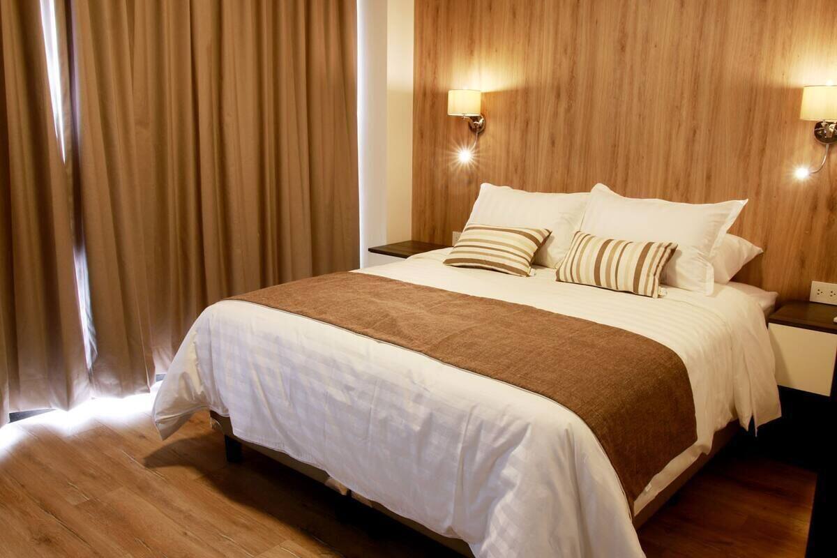 Habitación individual Deluxe, balcón, vistas a la ciudad | Caja fuerte y wifi gratis