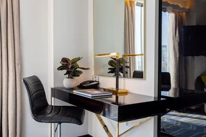 Interior - Warm, Welcoming Space Near Tower Bridge and the British Museum (England)