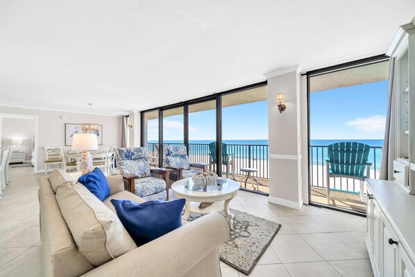 Condo, varias camas (Seachase E301) | Área de sala de estar