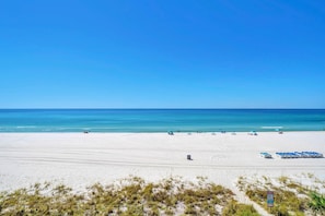 Condo, varias camas (Seachase E301) | Playa | En la playa 
