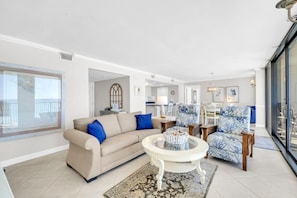 Condo, varias camas (Seachase E301) | Área de sala de estar