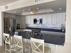 Condo, Multiple Beds (Seachase E301) | Private kitchen