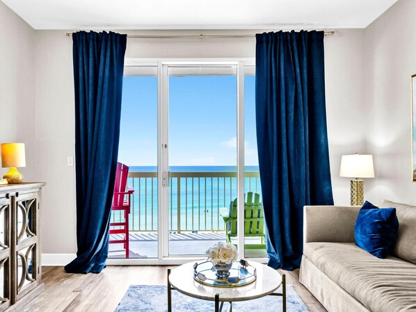 Condo, varias camas (Celadon 405) | Área de sala de estar