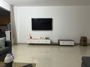 Televisor intel·ligent i taula de tennis de taula