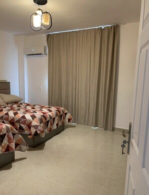 5 bedrooms, iron/ironing board, WiFi, bed sheets