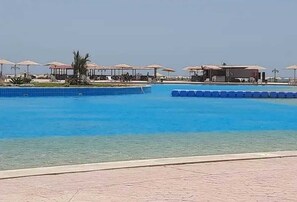 Outdoor pool - Spacious Duplex with Private Roof – Blumar El Sokhna - Families only (Suez Governorate)