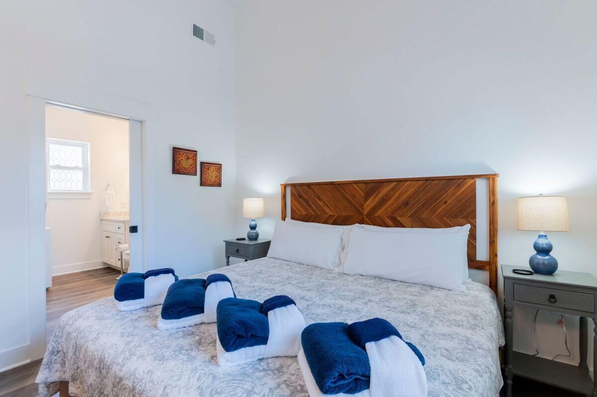 1 غرفة نوم وبديكورات فريدة لكل غرفة وطراز فريد لكل وحدة