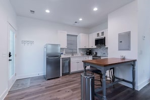 Estúdio, 1 cama King, cozinha, vista para o jardim (Old Town Loft) | Cozinha privada | Geladeira, micro-ondas, fogão, cooktop