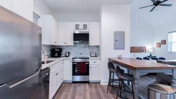 Studio, 1 Tempat Tidur King, dapur, pemandangan kebun (Old Town Loft) | Dapur pribadi | Lemari es, microwave, oven, dan kompor