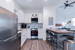 Estúdio, 1 cama King, cozinha, vista para o jardim (Old Town Loft) | Cozinha privada | Geladeira, micro-ondas, fogão, cooktop