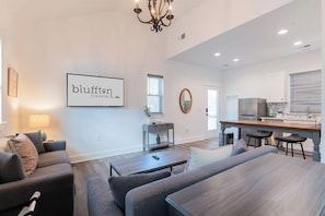 Studio, 1 kingsize-seng, kjøkken, hageutsikt (Old Town Loft) | Oppholdsområde | En 42-tommers Flatskjerm-TV med digitale kanaler