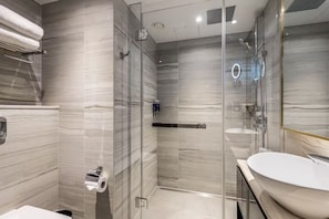 Secador de cabelo, toalhas de banho