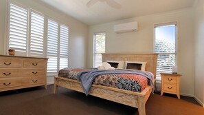 4 bedrooms, iron/ironing board, WiFi, bed sheets