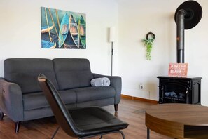 TV, fireplace - Chalet Entre Lac et Rivière (Weedon)