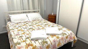 4 bedrooms, iron/ironing board, internet, bed sheets