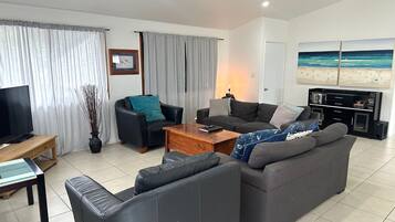 Una televisión, un reproductor de DVD