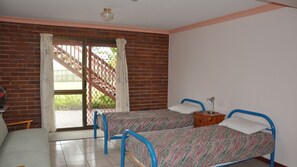 4 chambres, fer et planche à repasser