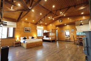 Sthana Valley View Woodhouse | โต๊ะทำงาน, ห้องเก็บเสียง, Wi-Fi ฟรี, ผ้าปูที่นอน