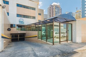 A hotel entrance with a covered waiting area, glass doors, and a tiled facade. - Apart With Sea View 250m From the Beach Ais0305 (Salvador)