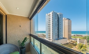 A balcony with a view of a beach and high-rise buildings. - Apart With Sea View 250m From the Beach Ais0305 (Salvador)