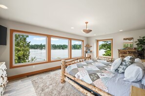 4 habitaciones, tabla de planchar con plancha y cuna de viaje 