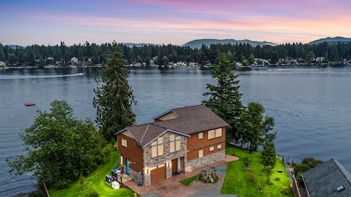 NEW Spacious Lakefront Lodge includes Breakfast