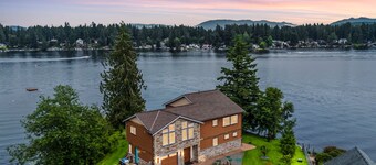 NEW Spacious Lakefront Lodge includes Breakfast