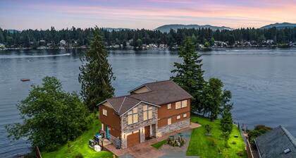 NEW Spacious Lakefront Lodge includes Breakfast