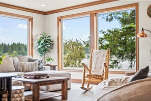 Smart TV, chimenea, videojuegos y libros