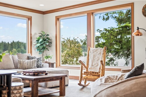 NEW Spacious Lakefront Lodge includes Breakfast