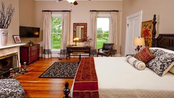 Luxury Studio Suite, Courtyard View | Iron/ironing board, free WiFi