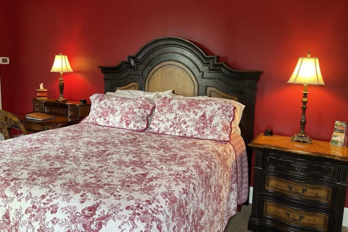 Deluxe-Suite, Blick auf den Innenhof | Schallisolierte Zimmer, Bügeleisen/Bügelbrett, kostenloses WLAN