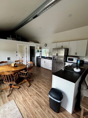 Private kitchen - Cabin on 80 Acres — Minutes from Red Lodge (Red Lodge)