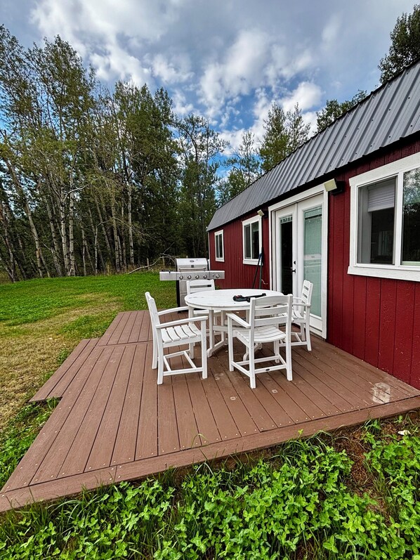 Outdoor dining - Cabin on 80 Acres — Minutes from Red Lodge (Red Lodge)