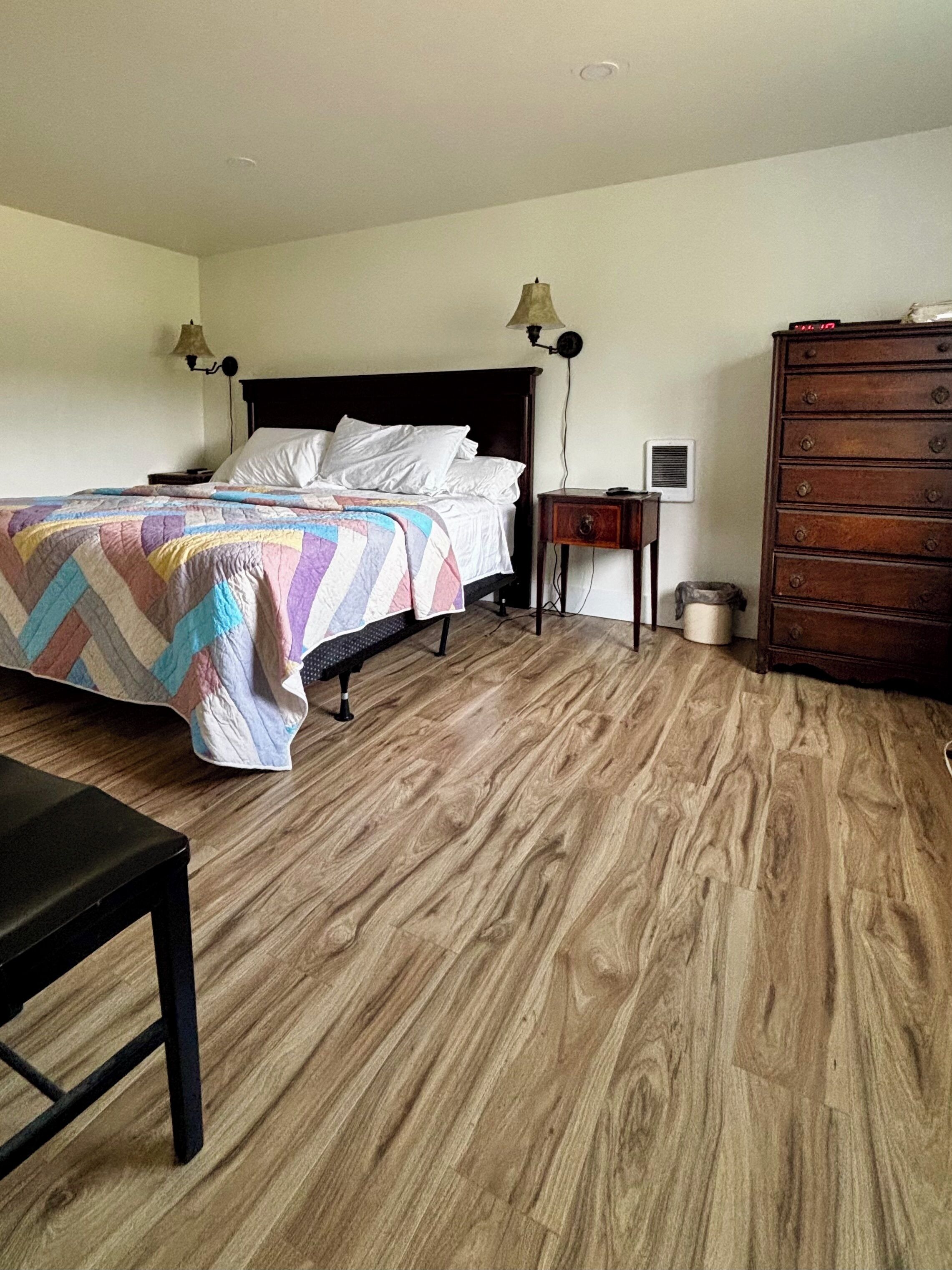 2 bedrooms, iron/ironing board, internet, bed sheets