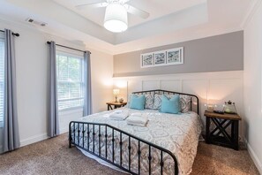 Townhouse, flere senger, balkong, hageutsikt (Pearl of the Promenade) | 2 soverom, individuelt dekorert og individuelt innredet