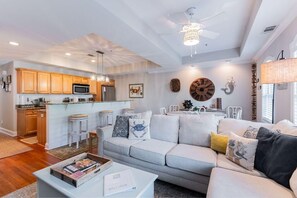 Townhouse, flere senger, balkong, hageutsikt (Pearl of the Promenade) | Oppholdsområde | En 42-tommers Flatskjerm-TV med digitale kanaler