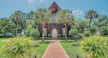 Pearl of the Promenade - Old Town Bluffton, SC 2 Bed Townhome in Prime Location